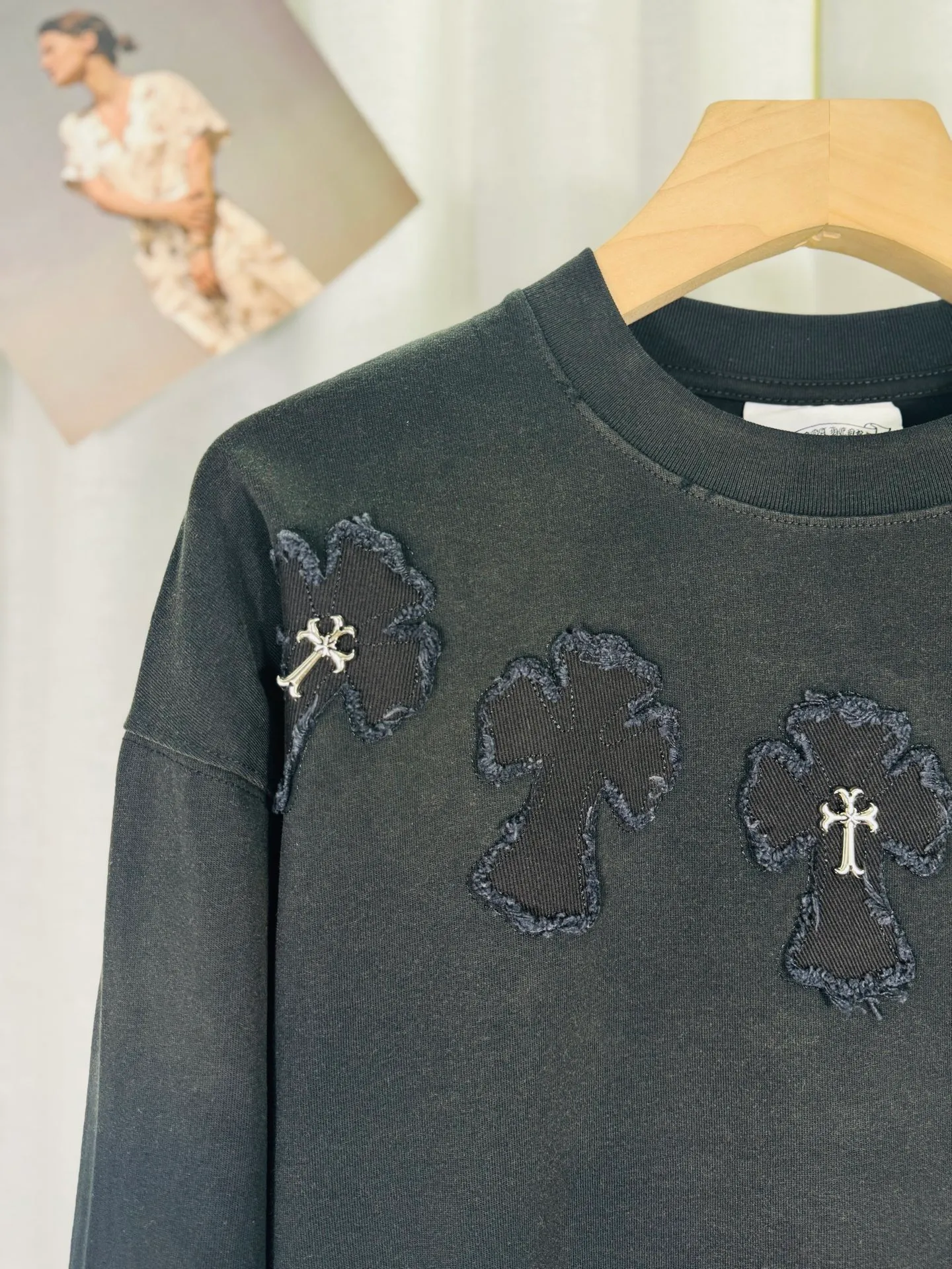 P250 top version, real shot without P, ​​different from market currency) 𝗖𝗵𝗿𝗼𝗺𝗲 𝗛𝗲𝗮𝗿𝘁𝘀/Cro Heart 2025 Autumn and Winter Horseshoe Cross Appliqué Embroidered Couple Casual Long Sleeve 👑The highest version! Customized fabric 320g fabric! Horseshoe cross patch embroidery, a best-selling model at the counter, very comfortable to wear. Accessories: original molded and authenticated collar label ➕ 100% silk wash water label. Genuine purchase-grade original hangtag➕matching hanging rope➕3D hanging beads➕original packaging bag. Craftsmanship: The original version has consistent wiring! The highest version of the armhole matching technique! Color: Black White Size: S M L XL Style No.: 5172
